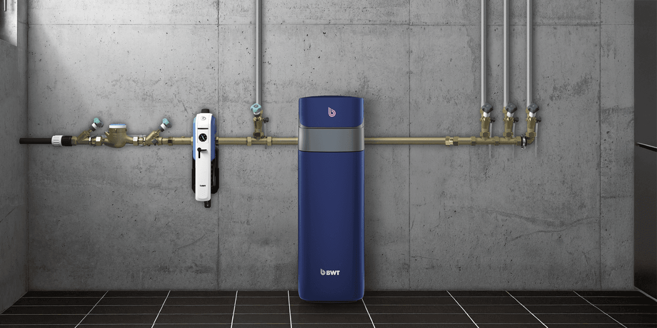 Stacja zmiękczania wody BWT Perlamat 25 i filtr mechaniczny BWT na instalacji domowej.